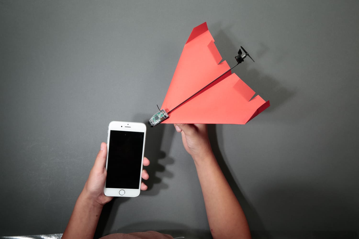 PowerUp 4.0 - Sterowany smartfonem napęd do samolotów z papieru